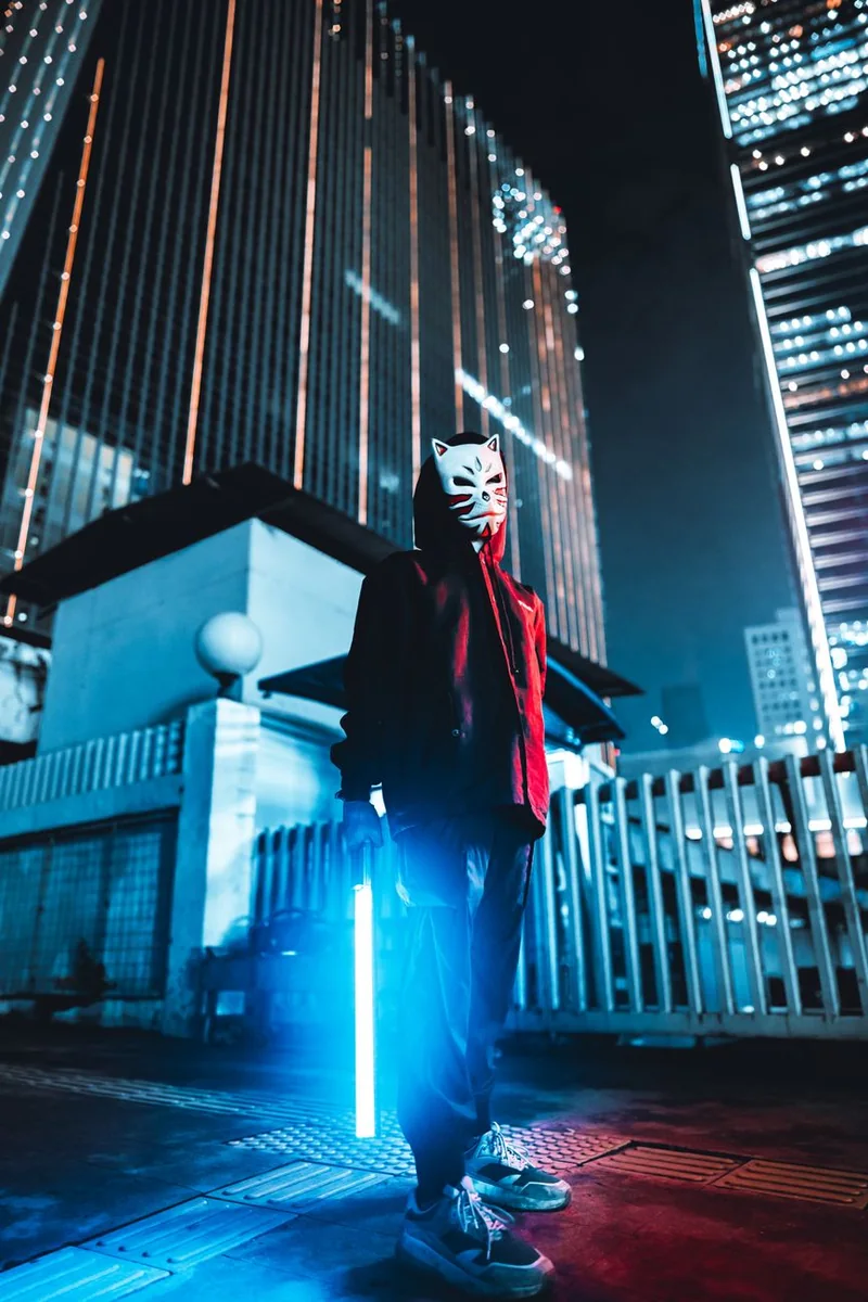 悬疑题材专题封面，画面为夜色中的城市街巷